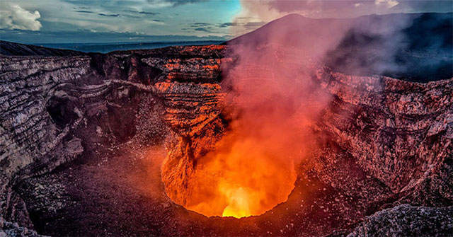 Hybrids tourists survive after falling into active craters in Hawaii