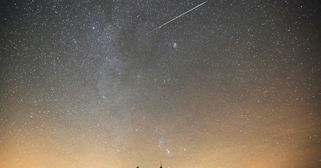 Ice rain Geminids 2017 glows the world sky
