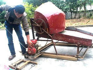 Improved threshing machine moves across all terrain