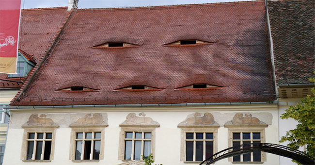 In Dracula's hometown, even the house makes people feel cold!