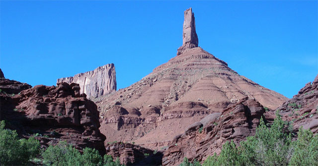 In the United States, there is a 120-meter-high rock column that 'swayed' when it hit an earthquake and high winds