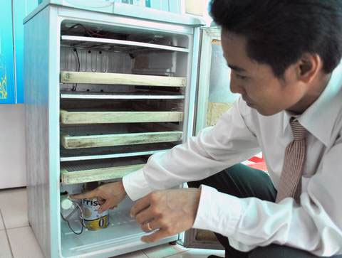Incubator for hot water