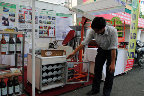 Incubator with solar energy