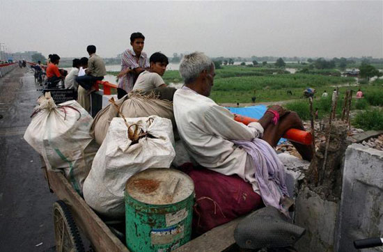 India: floods cause 10 deaths, 300,000 people evacuate