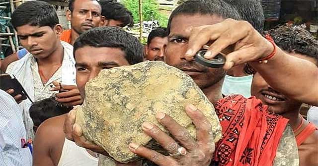 Indian farmers are shocked when meteors fall between rice fields