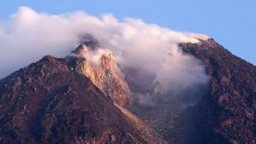 Indonesia alarm volcanic spray