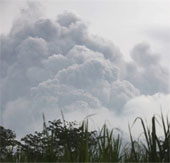 Indonesia: The volcano erupted as thousands of bombs exploded