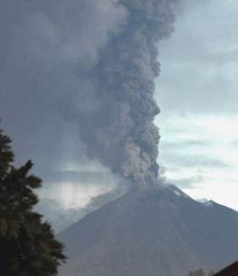 Indonesia: The volcano wakes up