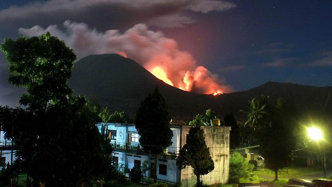 Indonesia warned level 3 because the volcano Lokon erupted