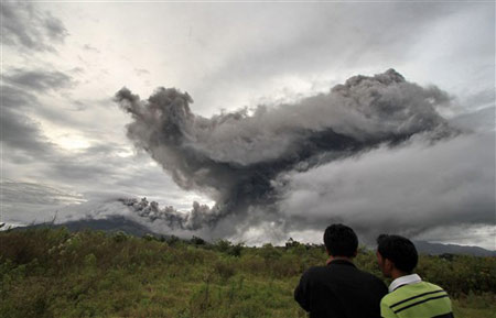 Indonesian volcano erupts 5,000 meters