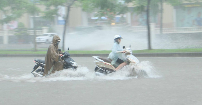 Influence of No. 2 storm: Hanoi prolonged heavy rain, many streets were submerged in the sea