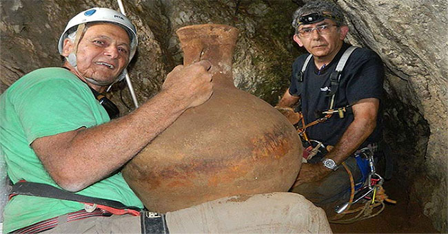 Intact salvage of ceramic vessels dating back more than 2,000 years