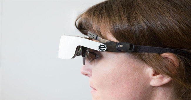 Intelligent glasses help blind boy see his wife on the wedding day