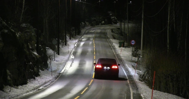 Intelligent street lighting adjusts lighting