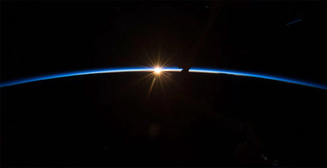 Interesting moments The sun is right on the Earth's skyline