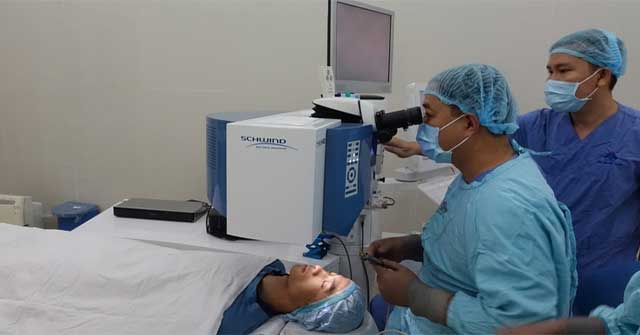 Inventing a gel that heals corneal lesions without surgery