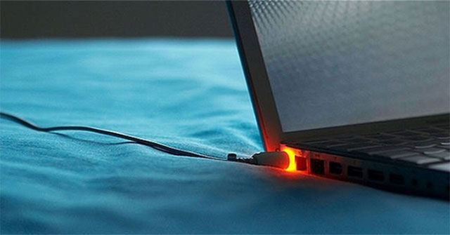 Is plugging the laptop in when the battery is full?