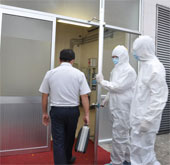Isolate 2 Nigerians who have a fever when entering Vietnam