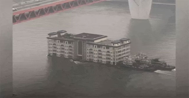 It could only be China: Carrying a 5-storey building on the river by transport