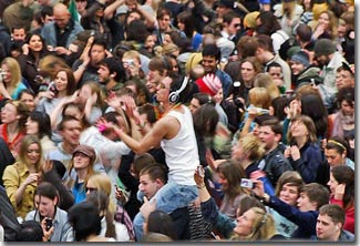 It's not easy to find acquaintances in the crowd