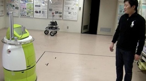 Japan produces self-propelled robots instead of medical trolleys