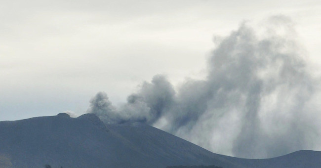 Japan: Shimmoe volcano erupts, column of ashes 5,000m high