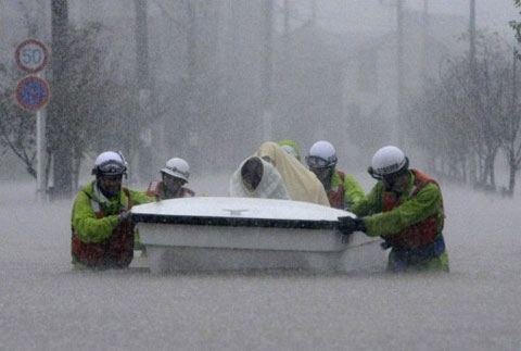 Japanese people evacuated because of the storm