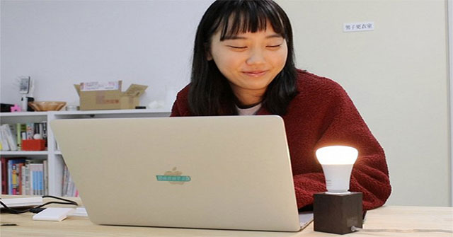 Jealous of loving couples, young girls invent 'parting light bulbs'