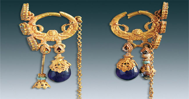 Jewelry set encrusted with precious jewels in a Chinese noble grave