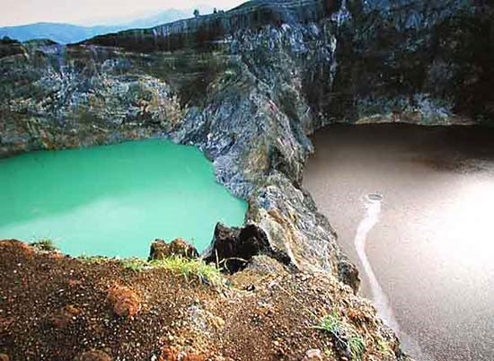 Lake changes color in Indonesia
