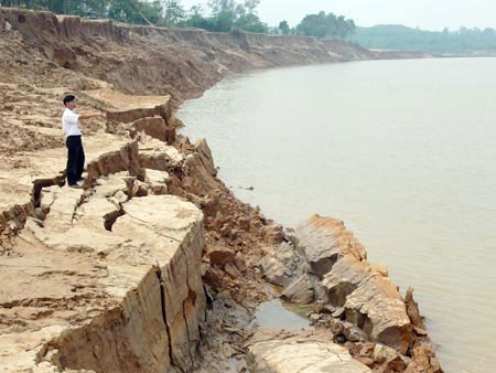 Landslide more than 900ha of land along rivers and coastal areas in Ca Mau