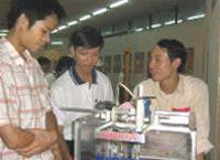 Lang Giang pupil and Robot practice chemistry
