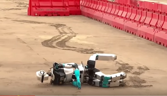 Laughing with the extreme fall of the robot