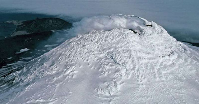 Lava lake is a rare form of hot water 1,000 degrees C on the crater