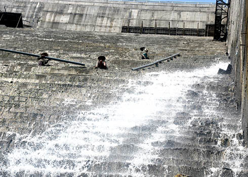 Leakage of Song Tranh 2 hydropower dam due to design error