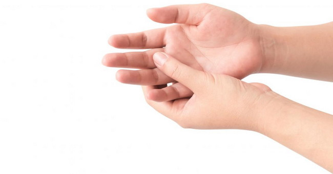 Learn symptoms and how to treat broken fingers