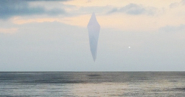 Legendary UFOs 13,000 years ago recreated, hanging over the sea?