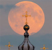 Let's admire the image of the last super moon of the year