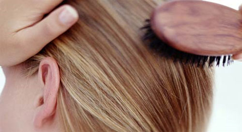 Little girls brush their heads and die