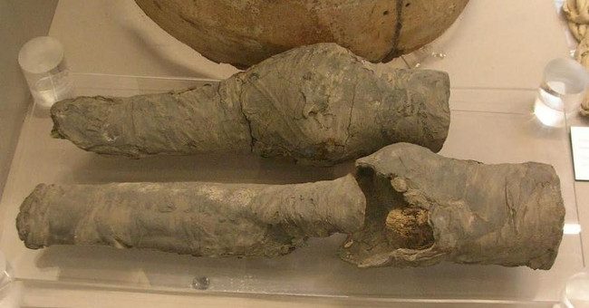 Lost legs of the 3,000-year-old Egyptian queen