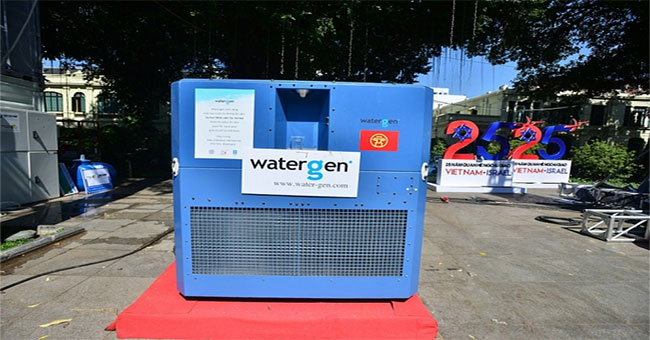 Magically turn the air ... into water on Hanoi street