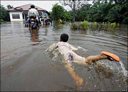 Malaysia: Floods raging, 90,000 people evacuated