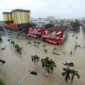 Malaysia: Heavy rain caused a dam break, thousands of people fled