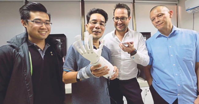 Malaysian teachers manipulate voice control
