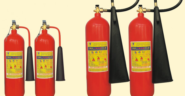 Manual powder fire extinguisher and CO2 powder extinguisher