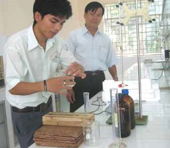 Manufacture of hydrophobic wood adhesives from waste sponges