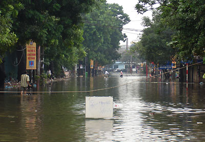 Many dykes are eroded, threatening Hanoi