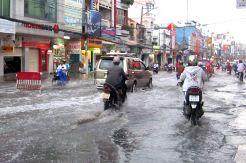 Many Saigon roads are flooded with heavy tide
