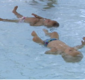 Marvel at the swimming ability of 9-month-old twins