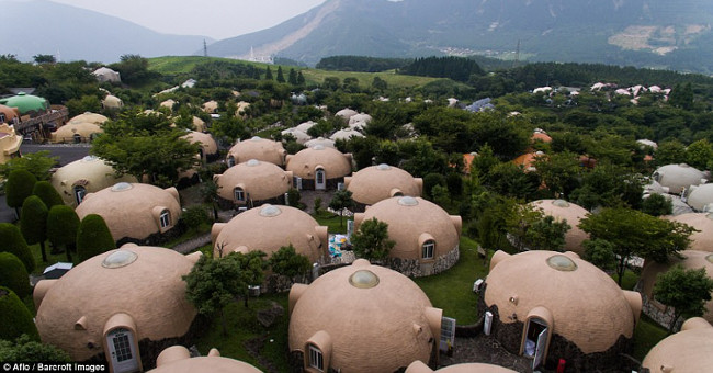 Marvel at unique houses against earthquakes